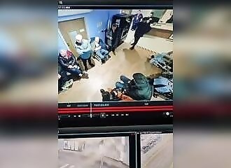 Un jeune homme attaque des patients avec un lance-flamme improvisé