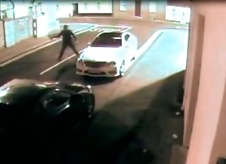 Champion du monte tente de casser la vitré d'une voiture