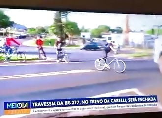 Une cycliste bousille son vélo tout bêtement