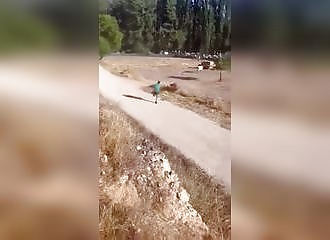 Un homme se fait courser par un taureau