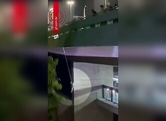 He hits the bridge with his head after a bounce: this bungee jump ends badly