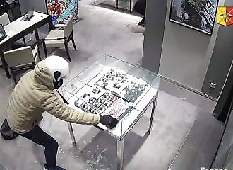 Le moment où un bijoutier se fait braquer à Prague