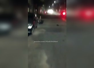 Après un énorme crash, un motard se fait tabasser par la police