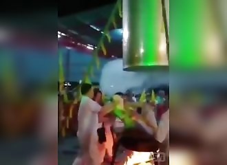 Il demander à se faire cuire, et plaint ensuite de brûlures !