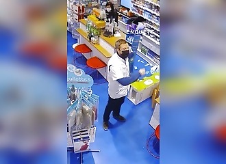 France: A mother loses her temper at a pharmacy and knocks over all the shelves
