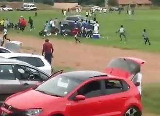 Un supporter furax fonce en voiture sur l'arbitre en plein match, direction tentative de meurtre