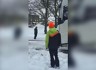 Malgré sa petite taille, cette puissante voiture est capable de remorquer un camion