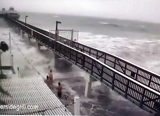 Ces idiots se baignent pendant la tempête Ian