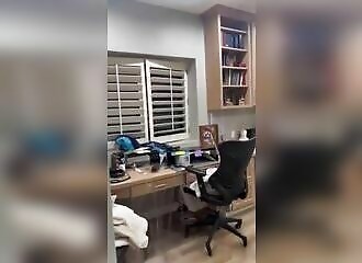 Leur maison se fait subitement envahir par de l'eau suite à une inondation dévastatrice
