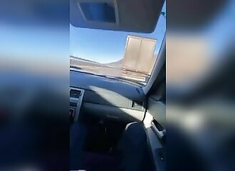 Un automobiliste optimiste tente de passer entre deux camions