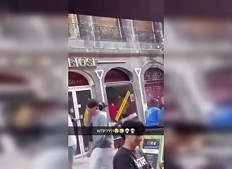 Un artiste de rue fracasse sa guitare sur la tête d'un cycliste