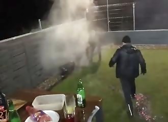 Totalement bourré, un homme tombe dans un barbecue plein de braise