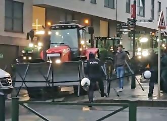 Farmers don't hesitate to charge policemen in Brussels