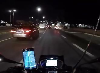 Un motard se fait voler son téléphone sur une voie rapide