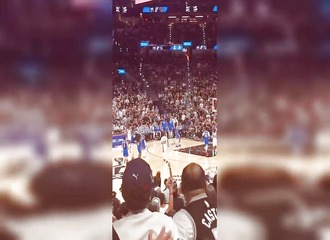 Le panier qui fait exploser le public et attire tous les regards sur une supportrice