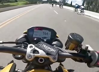 A motorcyclist comes close to a serious accident while clearly driving too fast