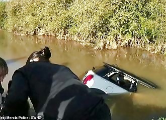 Heroic rescue of a woman trapped in a submerged car