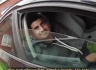 Un agent de soutien communautaire s'accroche à la voiture d'un fuyard