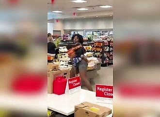 With her child in her arms, she throws everything she finds in a store at the employees