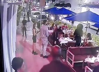 Une femme en colère s'attaque à un colosse, et le paye cher