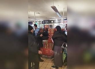 Bataille de papier cadeau à Aldi