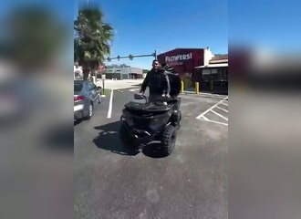 Il se prend pour Batman en quad… sa cape en décide autrement