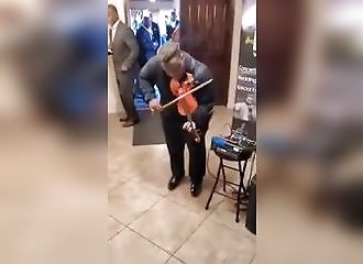 Un violoniste de talent met le feu à un mariage !