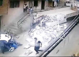 Une petite voiture se fait écraser par un camion (Pérou)