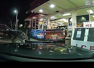 Fusillade après qu'un fuyard ait défoncé une superette avec son pick-up