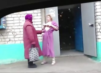 Cette vieille montre ses seins à une passante sans raison