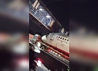 Un avion reste coincé sous une passerelle
