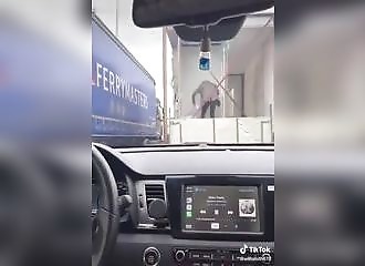 Coincé dans les bouchons, un homme a trouvé la solution pratique pour faire la grosse commission