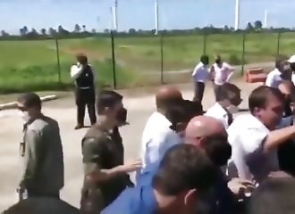 Jair Bolsonaro confond un nain avec un enfant et le porte sur ses épaules