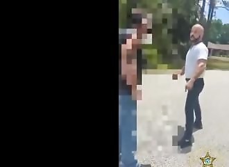 Il agresse un biker avec un couteau .. le motard sort alors un flingue !