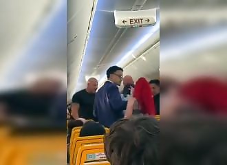 Il se lève pour aller aux toilettes juste avant l'atterrissage, un homme utilise ses poings pour l'en empêcher