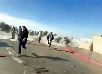 Une vague scélérate blesse huit personnes en Californie