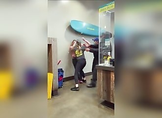 Elle frappe une jeune employée, et reçoit une tempête de coups de poing en retour