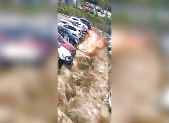Il se gare et déclenche accidentellement un incendie qui détruit 28 voitures