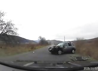 Une femme éjectée d’une voiture après plusieurs tonneaux