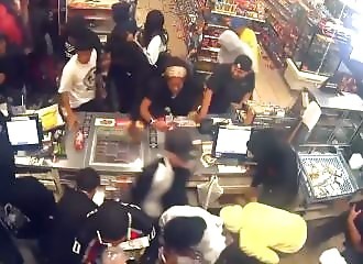 Une foule dévalise en totalité une épicerie de Los Angeles