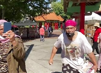 Ils arrachent des drapeaux de campagne politique, mais ne veulent pas être filmés!