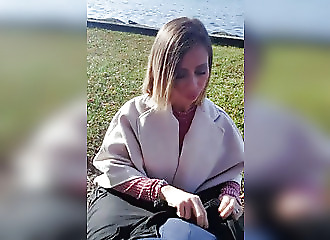 Cochonne au look de bourgeoise suce au bord d'un lac