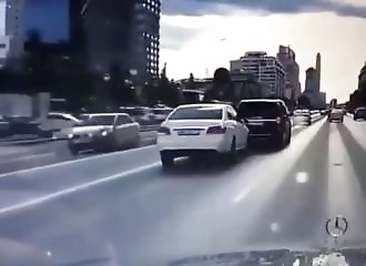 Le karma punit sévèrement un automobiliste qui harcèle un autre conducteur