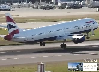 Un pilote d'avion tente d'atterrir malgré des rafales de vents .. va t'il y arriver ?