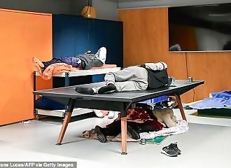 A Paris theater opens its doors to migrants for an event: they squat in the building!