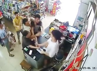 Un client agresse sa femme, il le calme avec des coups de bâton