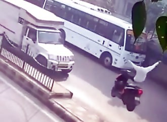 Un homme imite E.T et s'envole sur un camion 