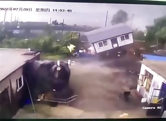 Une tempête emporte une maison avec elle