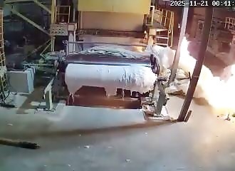 Un employé sauve un usine de papier qui prend feu 