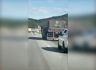 Renversé par un routier, un motard parcourt 33 km sur la cabine d’un camion